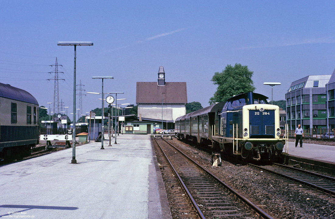 212 316 mit N6073 nach Wipperfürth im bahnhof Remscheid Lennep mit Empfangsgebäude