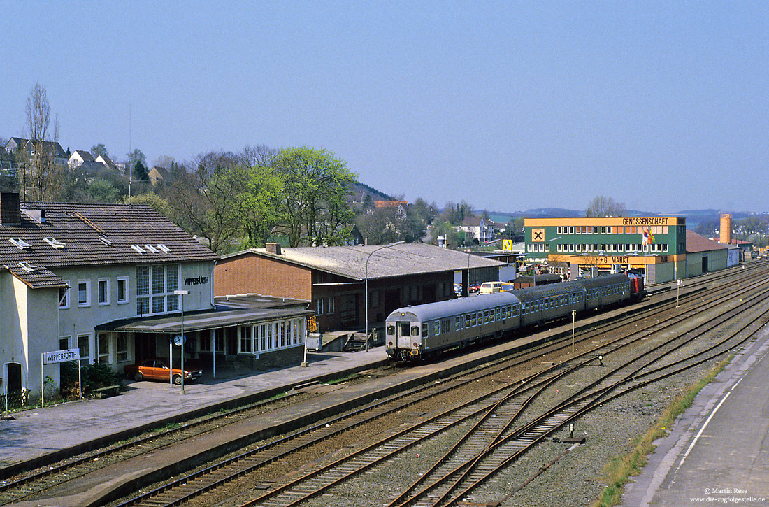 Wendezug mit Baureihe 212 im Bahnhof Wipperfürth mit Empfangsgebäude