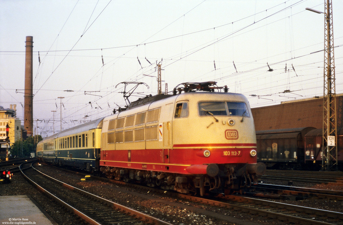 103 113 mit Aufkleber 150 Jahre Eisenbahn im Bahnhof Bielefeld