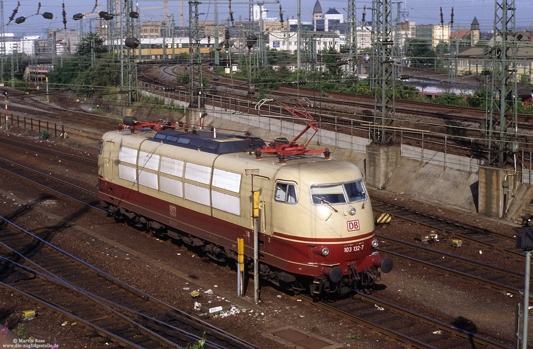 103 132 mit rotem Lokrahmen in Frankfurt Hbf