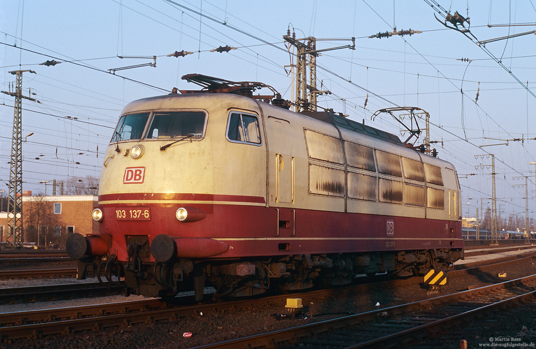 103 137 mit Pufferverkleidung im Bahnhof Emmerich