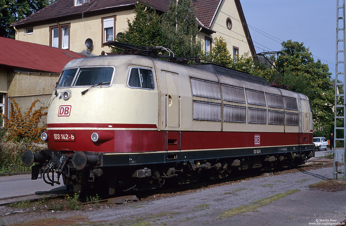 103 142 in rot/beiger Lackierung im Aw Opladen