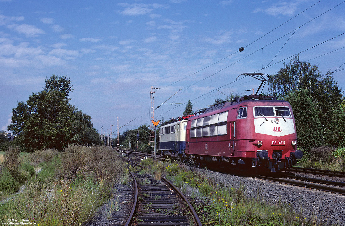 In meiner Bereitschaft am 31.8.1997 wurde ich mit der 111 104 nach Mönchengladbach geschickt, da dort die schadhaft gewordene 103 147 (starker Luftverlust am Drehgestell) abgestellt war. Da lediglich der Luftschlauch gerissen war, ließ sich der Schaden durch betätigen des Absperrhahns Sandstreueinrichtung „beheben“! Für die Rückfahrt als Lz 87262 nach Köln Deutzerfeld kam natürlich die 3er nach vorne! Bei Pulheim hatte ich Abstand zu einem Nahverkehrszug, so dass ich die Zeit für ein Foto nutzte…

