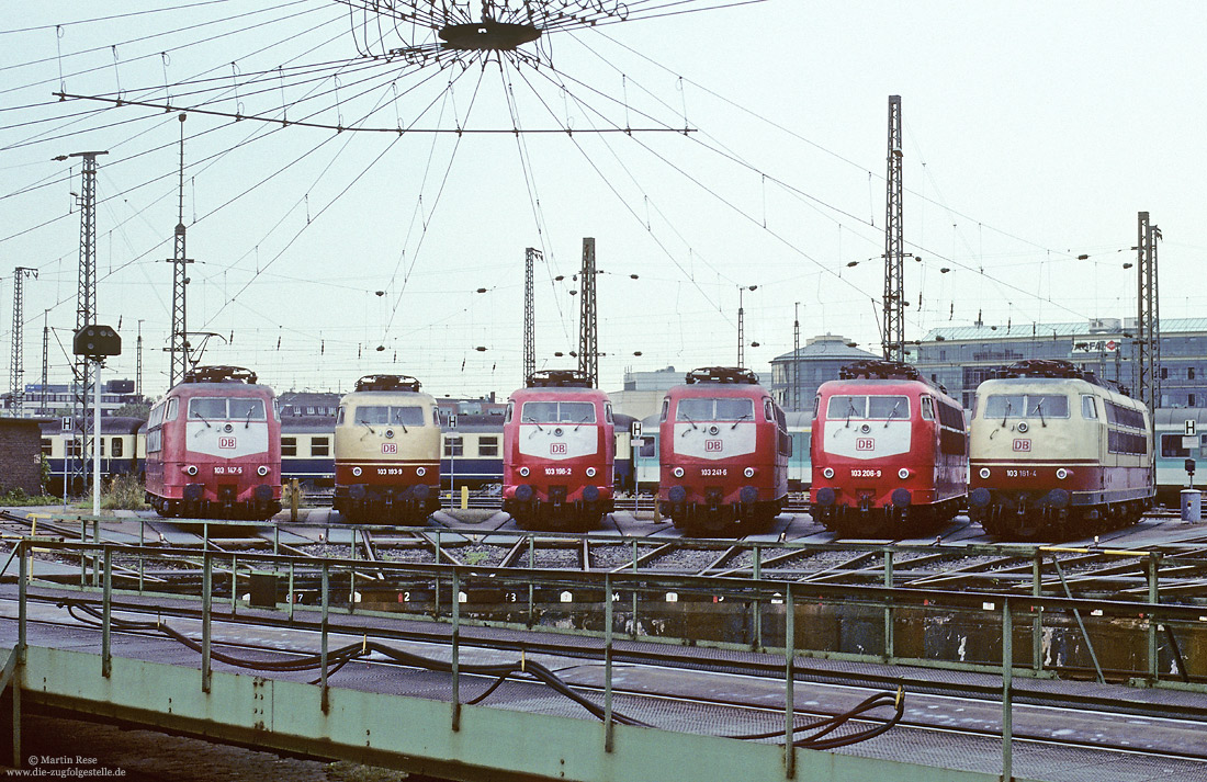 103 147, 103 193, 103 196, 103 241, 103 206 und 103 181 an der Drehscheibe in Köln Bbf