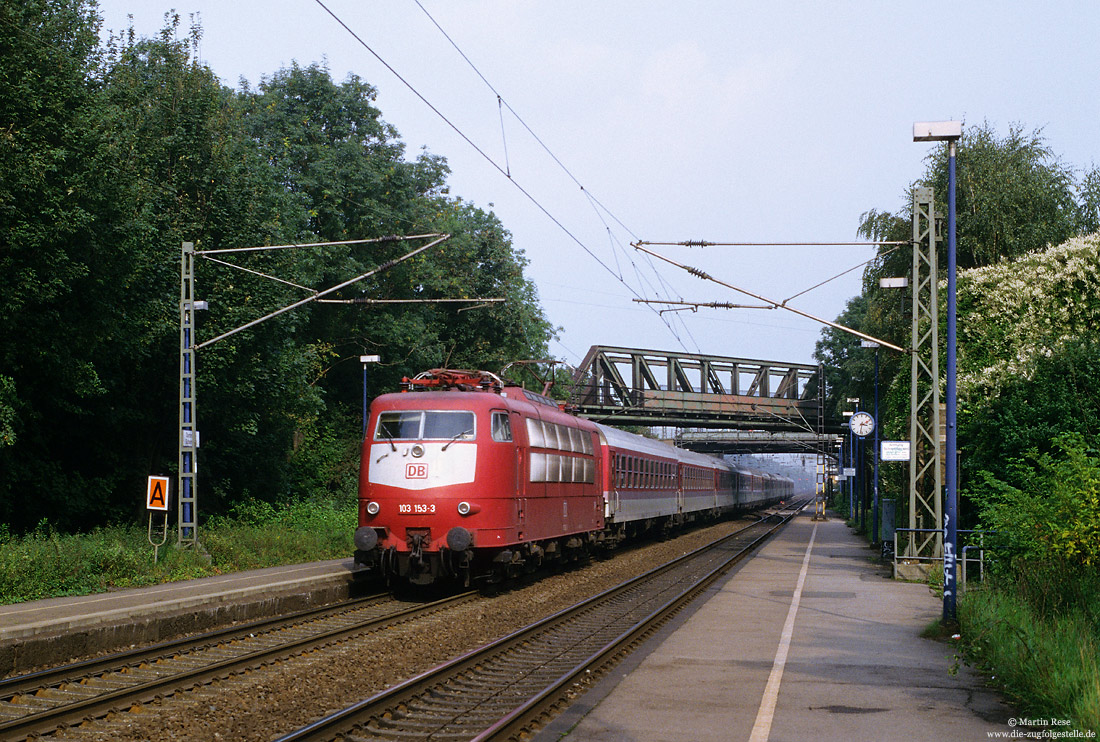 103 153 in orientrot mit Intercity in Dortmund Scharnhorst