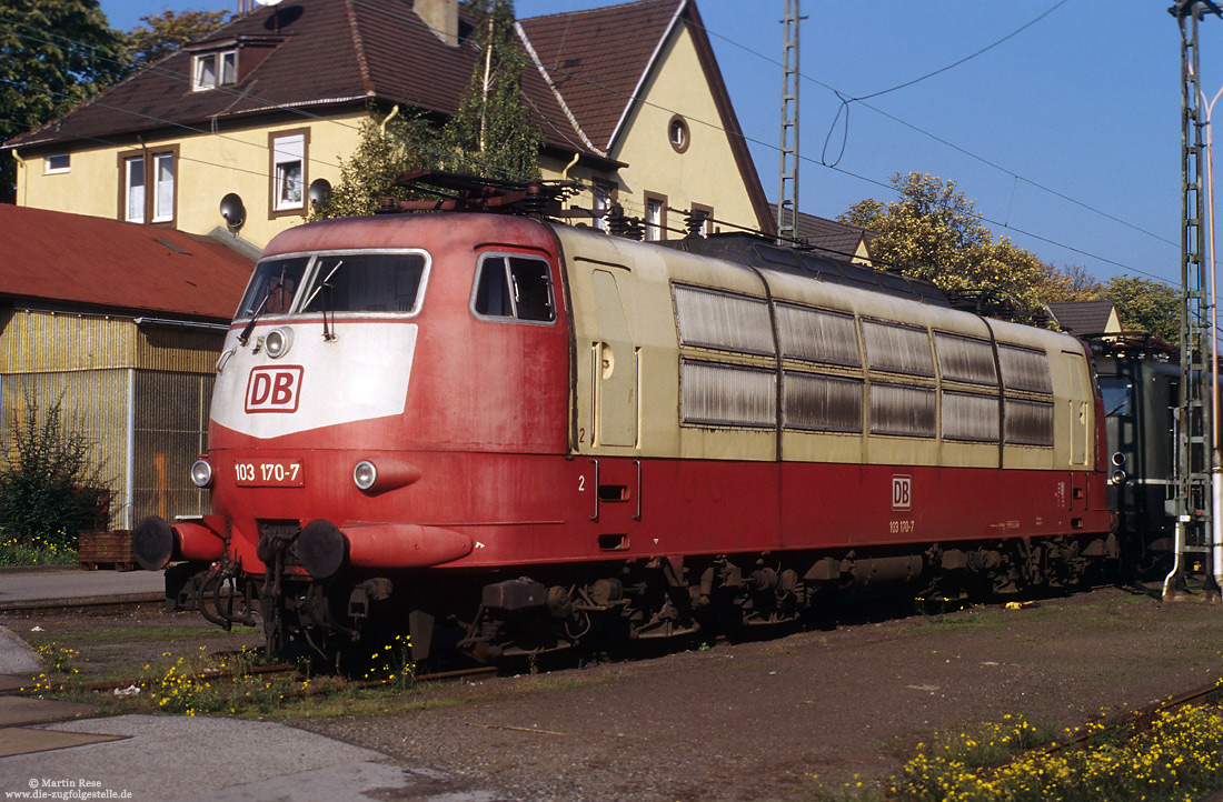 103 170 in orientrot mit beigen Lokhauben im Aw Opladen