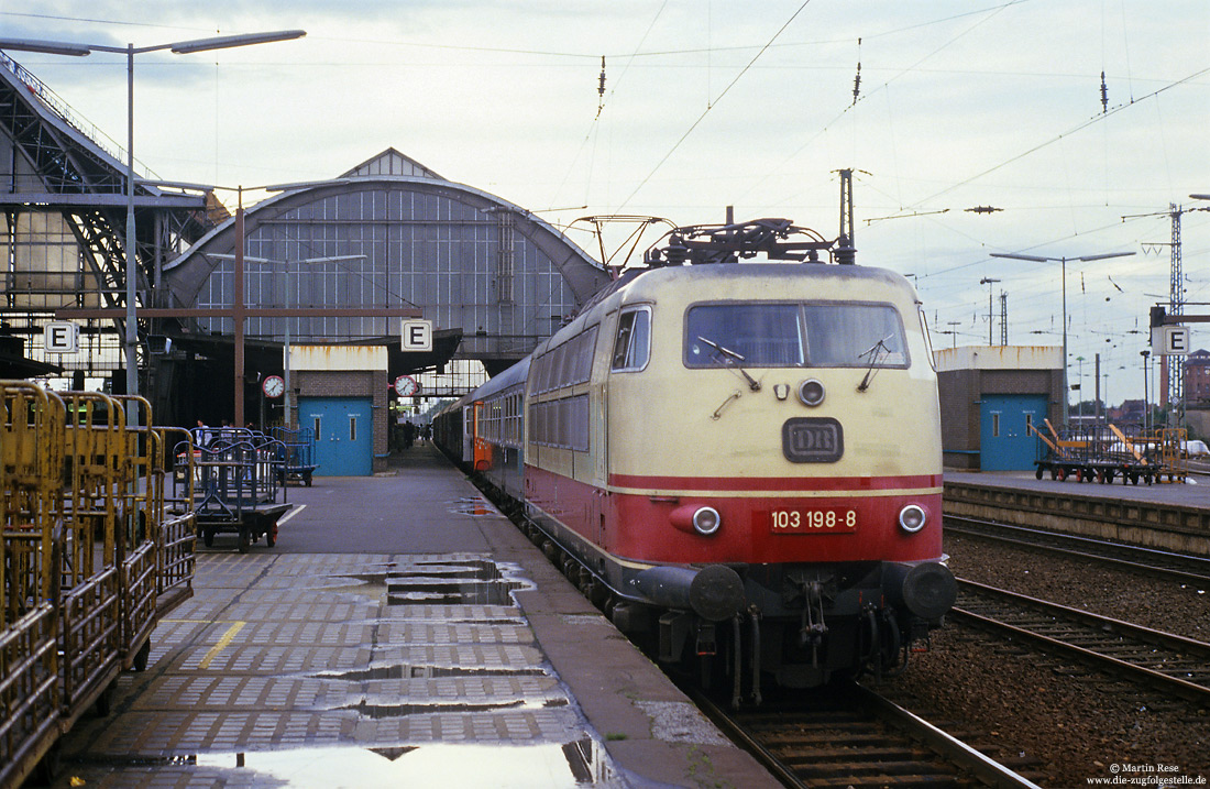 103 198 mit Silberlingen in Bremen Hbf