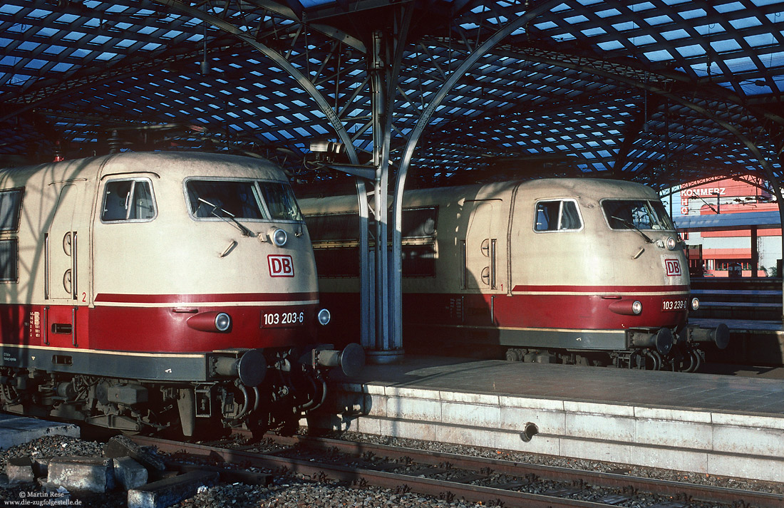 103 203 und 103 239 mit großem Führerstand in Köln Hbf