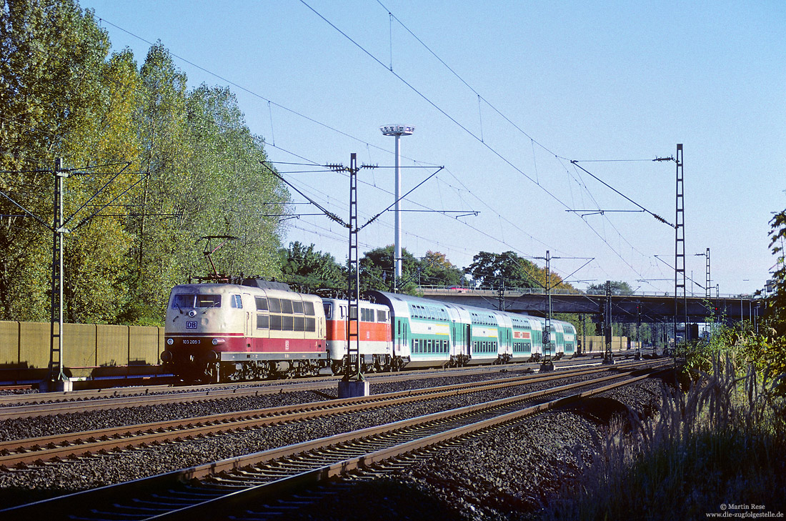 103 209 als Hilfslok vor der 111 146 und dem Stadtexpress 3329