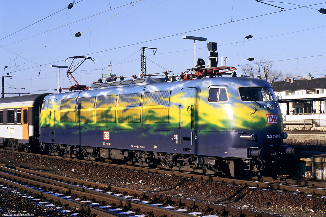 Touristik-Lok 103 220 in Originallackierung im Bahnhof Köln Deutz