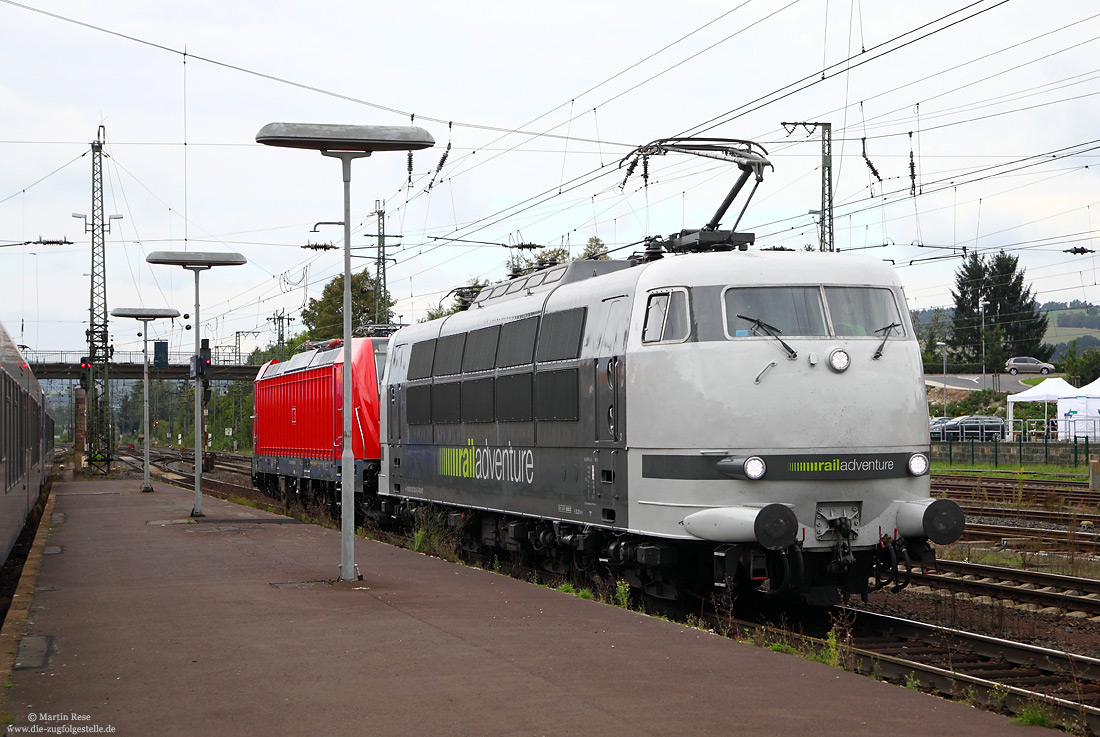 103 222 der RailAdventure mit 147 003 im Schlepp im Bahnhof Bebra