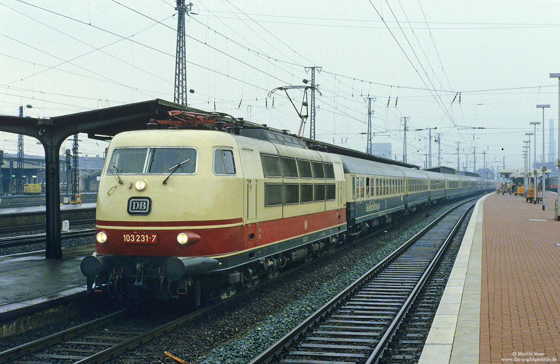 103 231 mit eingereihtem Gesellschaftswagen im IC521 Germania in Dortmund Hbf