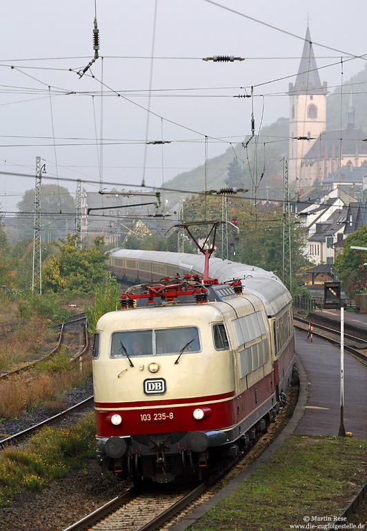 Am dunstigen 10.11.2007 zieht die 103 235 einen stattlichen Sonderzug durch Lorch