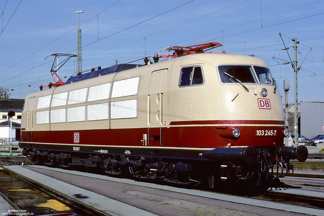 103 245 fünf Tage nach der Hauptuntersuchung mit Neulackierung im Bahnhof Köln Bbf