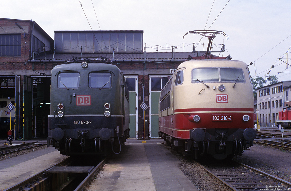 103 218 und 140 573 in grün vor der Lokhalle im Bw Köln Deutzerfeld