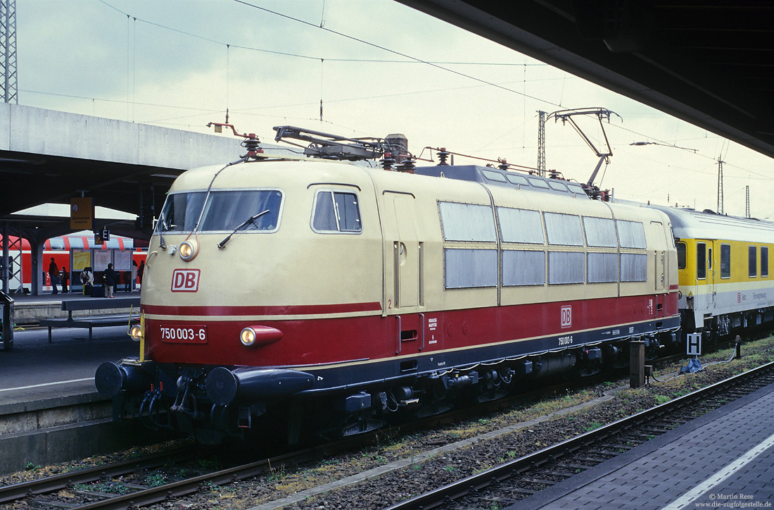 Schnellfahrlok 750 003 alias 103 222 im Bahnhof Hamm Westfalen