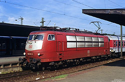 103 129 in orientrot im Bahnhof Mannheim