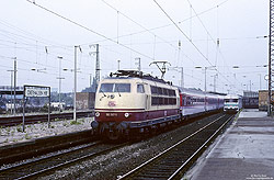 103 187 mit EC147 Piet Mondrian im Bahnhof Oberhausen Hbf