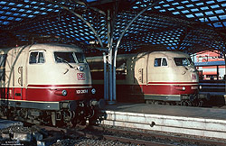 103 203 und 103 239 mit großem Führerstand in Köln Hbf