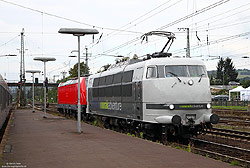 103 222 der RailAdventure mit 147 003 im Schlepp im Bahnhof Bebra