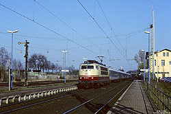 103 245 mit dem IR2642 Brocken am 10.3.1997 den Bahnhof Lindern auf der Grenzlandstrecke