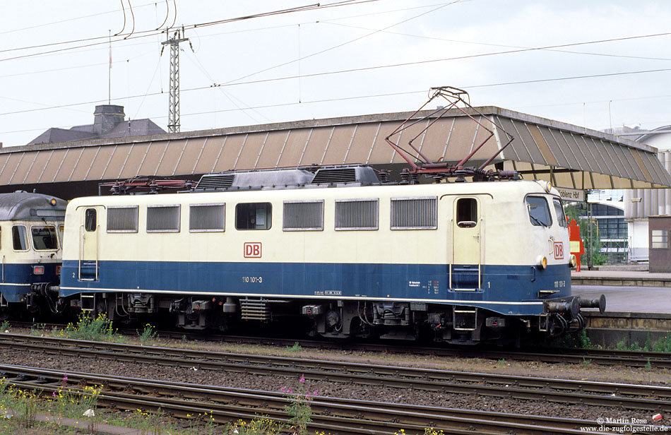 110 101 in ocanblau beige im Bahnhof Koblenz Hbf