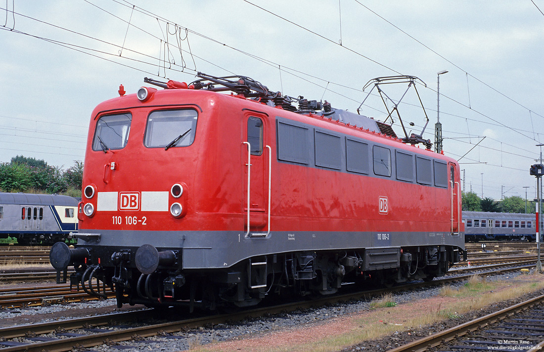 Portrait der 110 106 in verkehrsrot in Köln Deutzerfeld