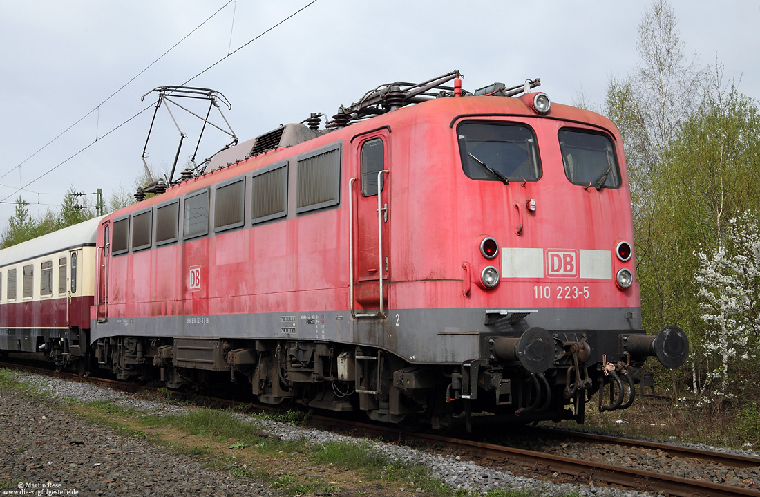 110 223 in verwaschener verkehrsroter Farbe als Heizlok in Koblenz Lützel