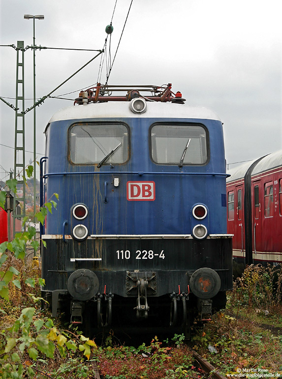 Frontaufnahme der abgestellten 110 228 im Bw Stuttgart