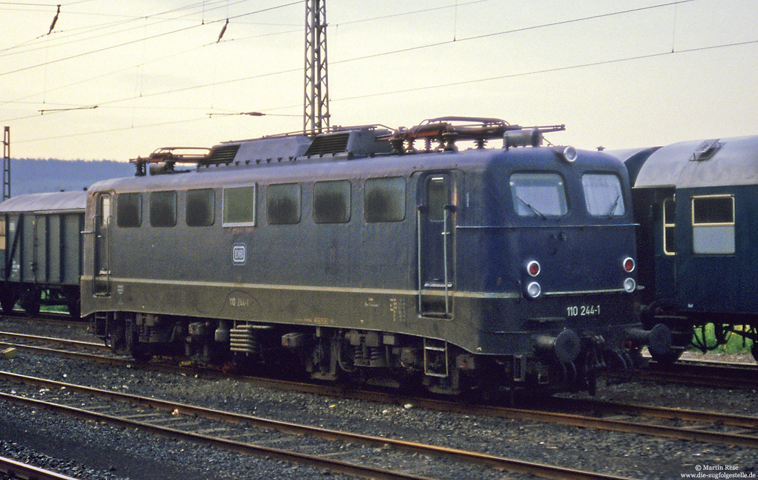 110 244 mit Henschel-Drehgestellen in blauer Lackierung in Altenbeken