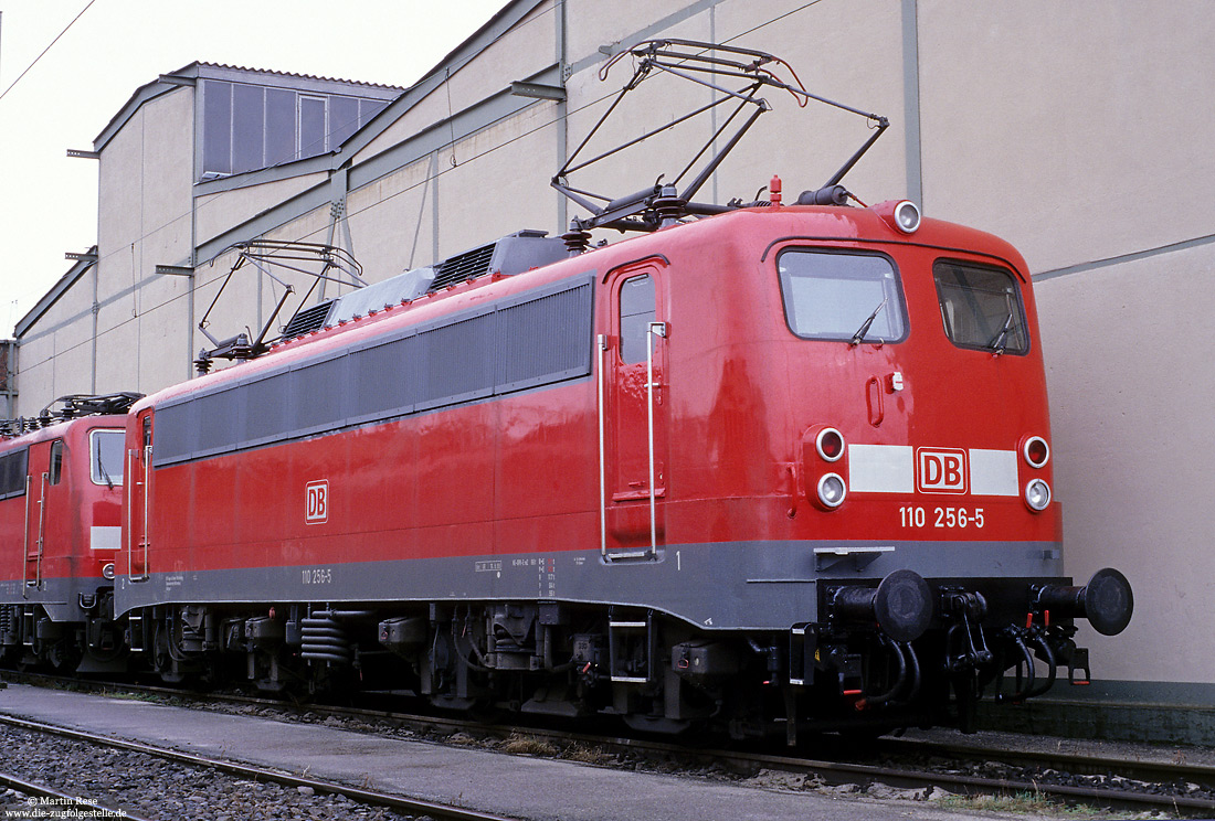 110 256 in verkehrsrot und mit duchgehendem Lüfterband im Bw Stuttgart 