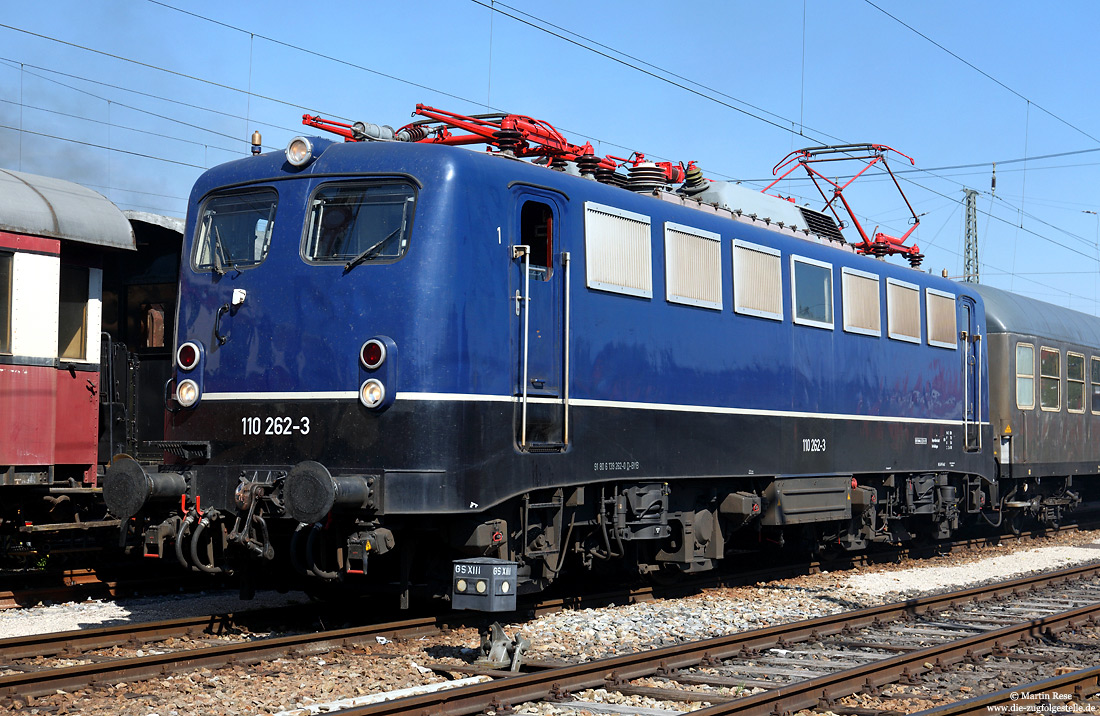 139 262, bezeichnet als 110 262, der Bayernbahn in blauer Lackierung im Bahnhof Nördlingen