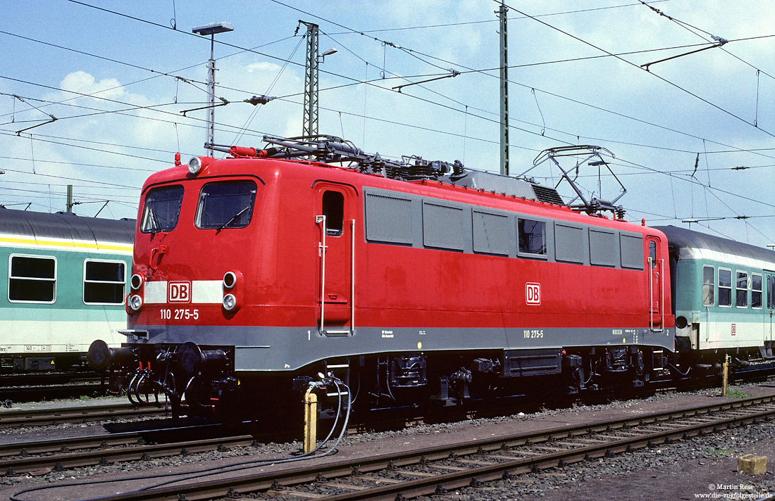 Portrait der 110 275 in verkehrsrot in Köln Deutzerfeld 