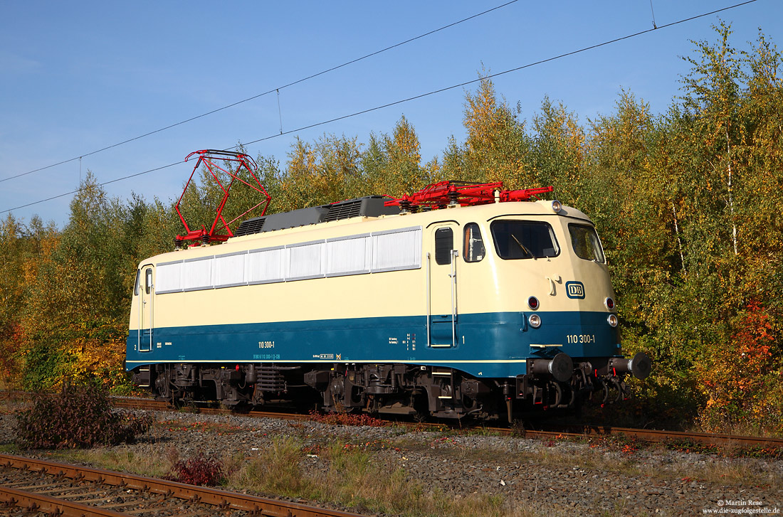 110 300 in oceanblau/beige des Vereins Baureihe E10 e.V. im Bahnhof Koblenz Lützel