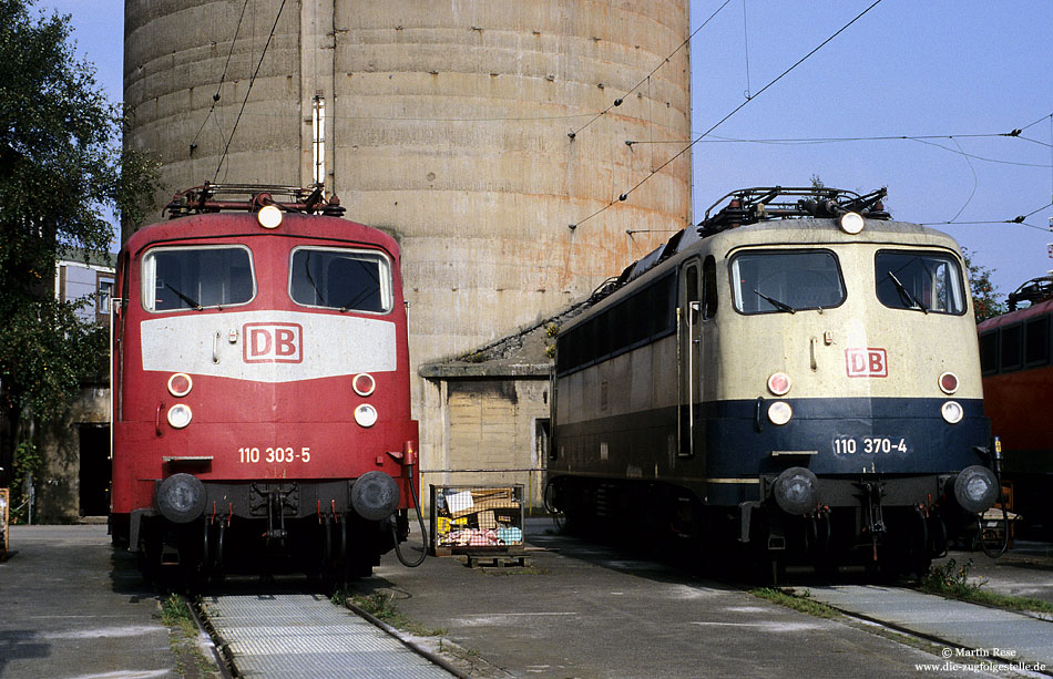 110 303 in orientrot und 110 370 in oceanblau beige im Bw Bremen Hbf