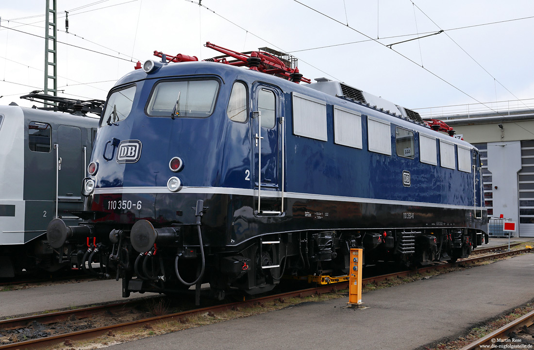 110 350 der Teutobahn in blauer Lackierung im Bw Seelze