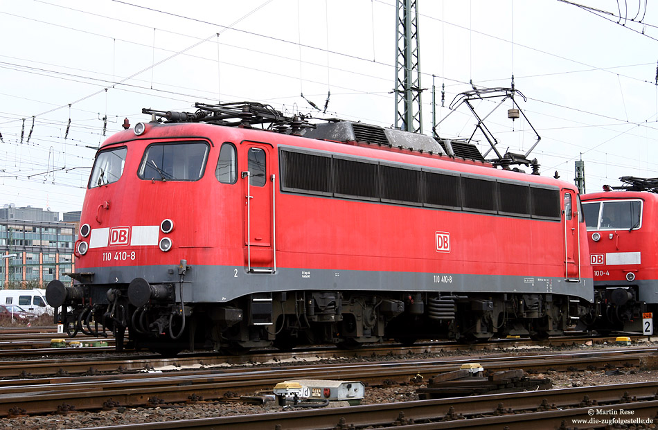 110 410 in verkehrsrot im Bw Frankfurt