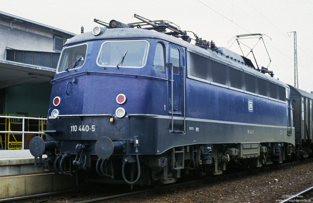 Portrait der 110 440 in blau ohne DB-Keks auf der Front in Paderborn Hbf