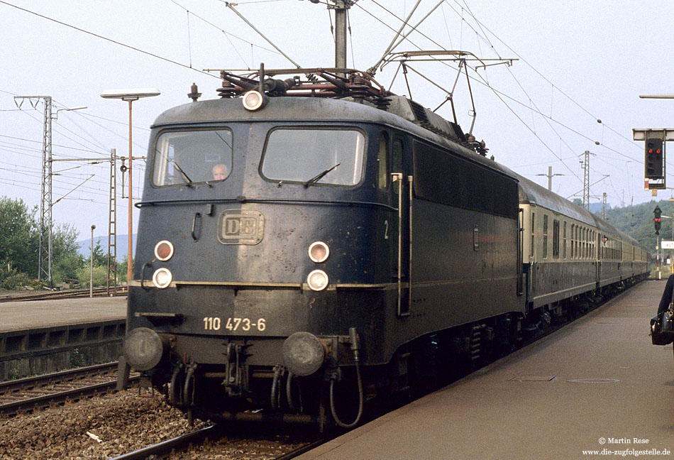 110 473 in blauer Lackierung im Bahnhof Altenbeken