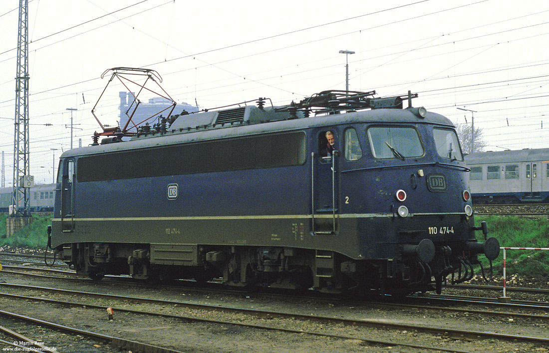 110 474 in blauer Lackierung im Bw Bielefeld