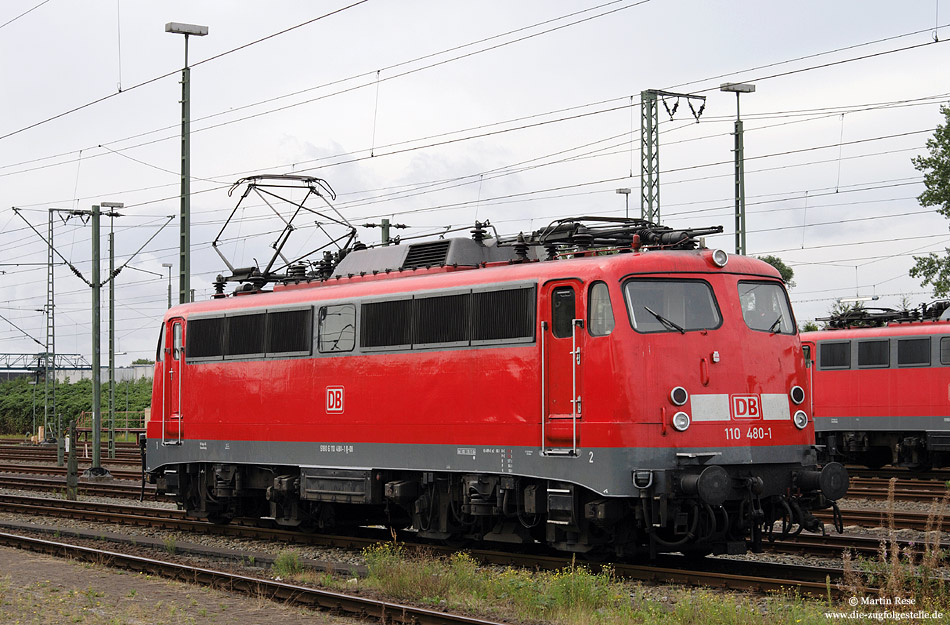 110 480 in verkehrsrot mit durchgehendem Lüfterband und Seitenfenster im Bahnhof Emden Hbf