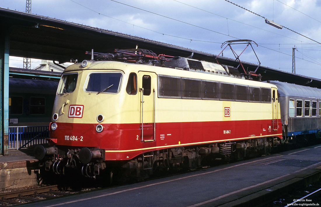 Portrait der 110 494 ex 114 494, ex 112 494 in rot/beige in Kassel Hbf