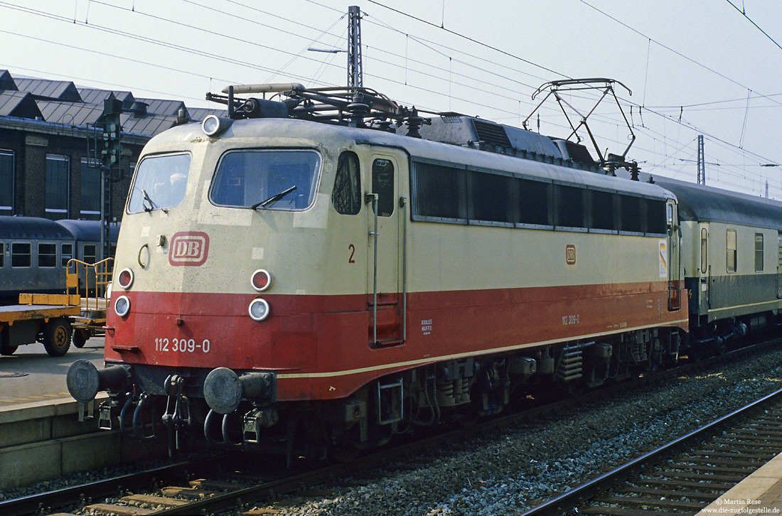 Portrait der 112 309 in rot/beige in Paderborn Hbf