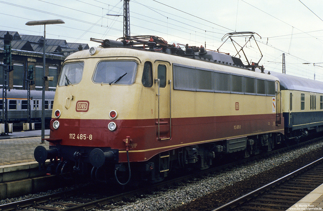 Portrait der 112 485 in rot/beige in Paderborn Hbf