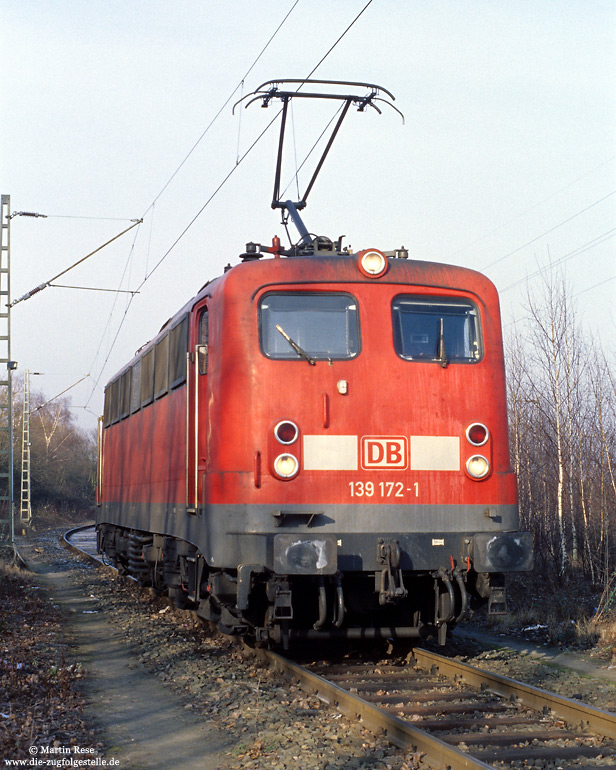 139 172 ex 110 172 mit DSA200 Einholmstromabnehmer in verkehrsrot im Bw Gremberg