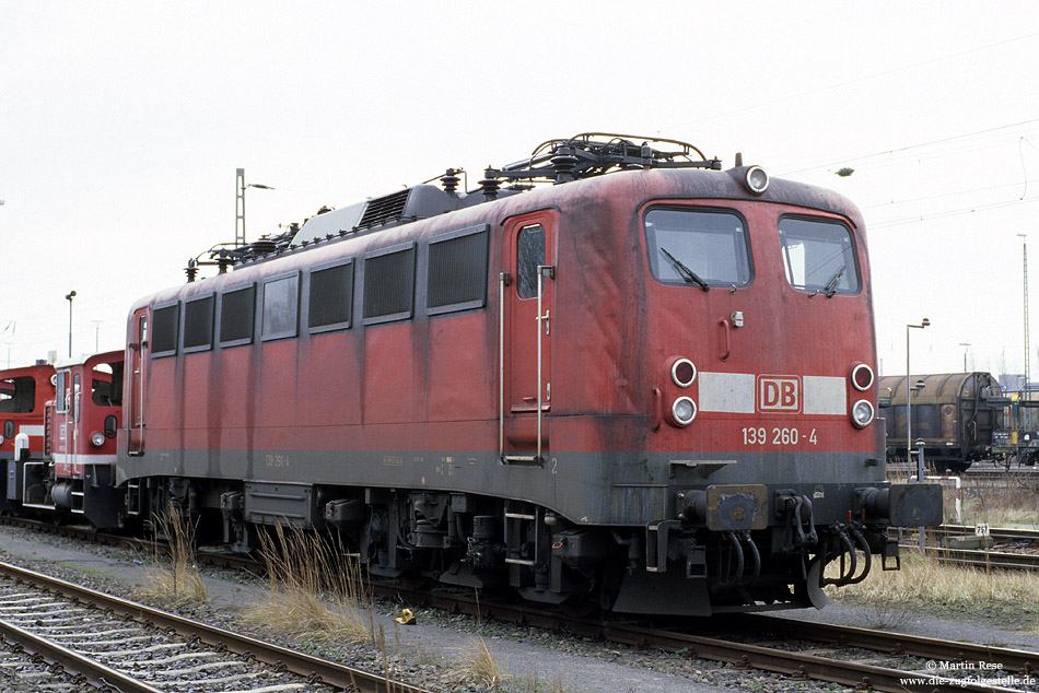 139 260 ex 110 260 in verkehrsrot mit Unfallschaden abgestellt im Bw Gremberg