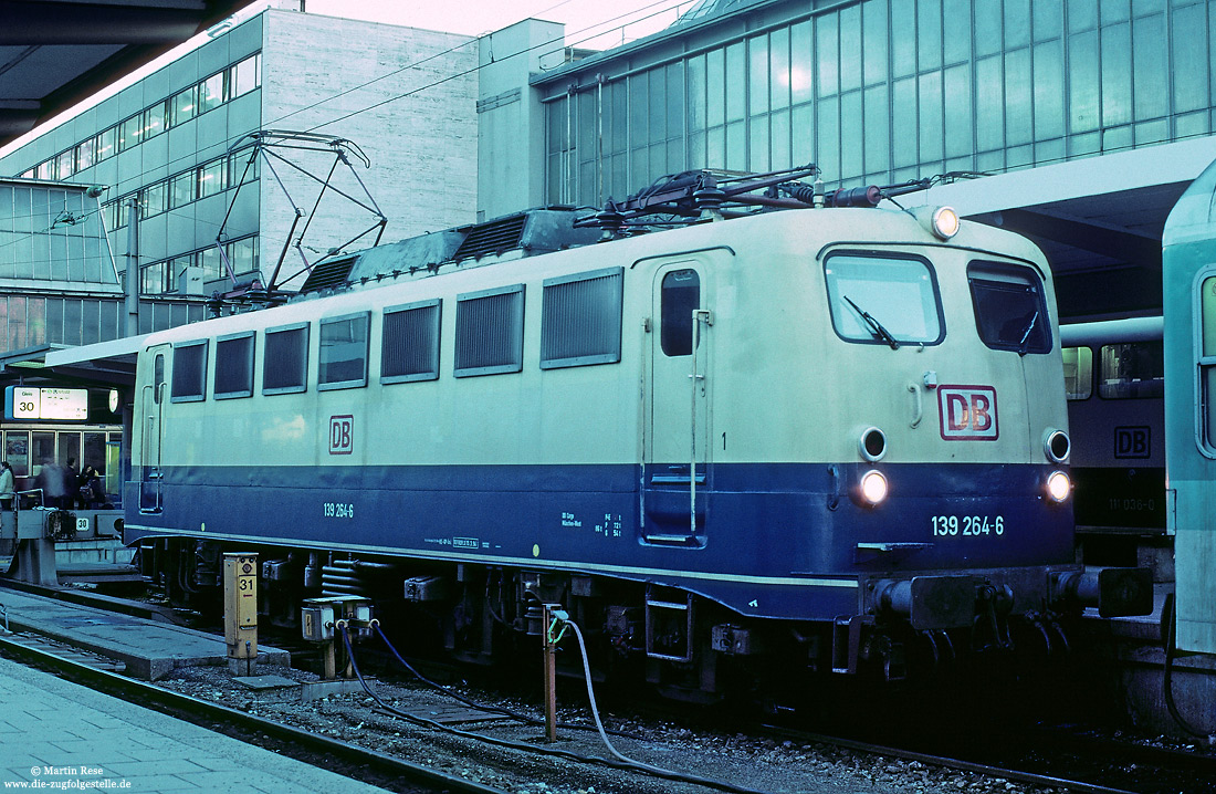 139 264 ex 110 264 in ozeanblau beiger Lackierung in München Hbf