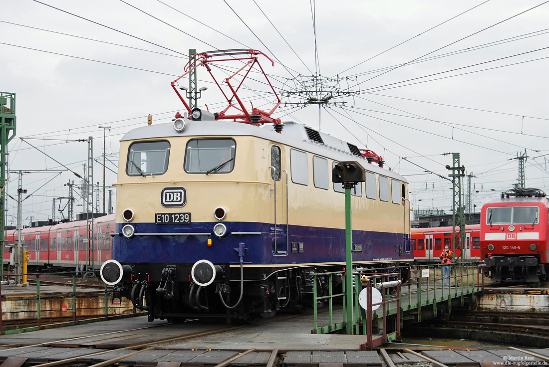 110 239 als E10 1239 des Lokomotivclubs Wuppertal frisch Lackiert auf der Drehscheibe des Bw Köln Deutzerfeld