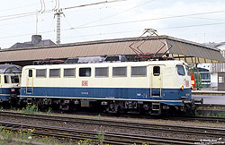 110 101 in ocanblau beige im Bahnhof Koblenz Hbf
