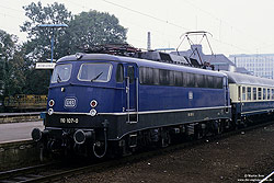 110 107 als Bügelfalten-110 in blau in Paderborn Hbf